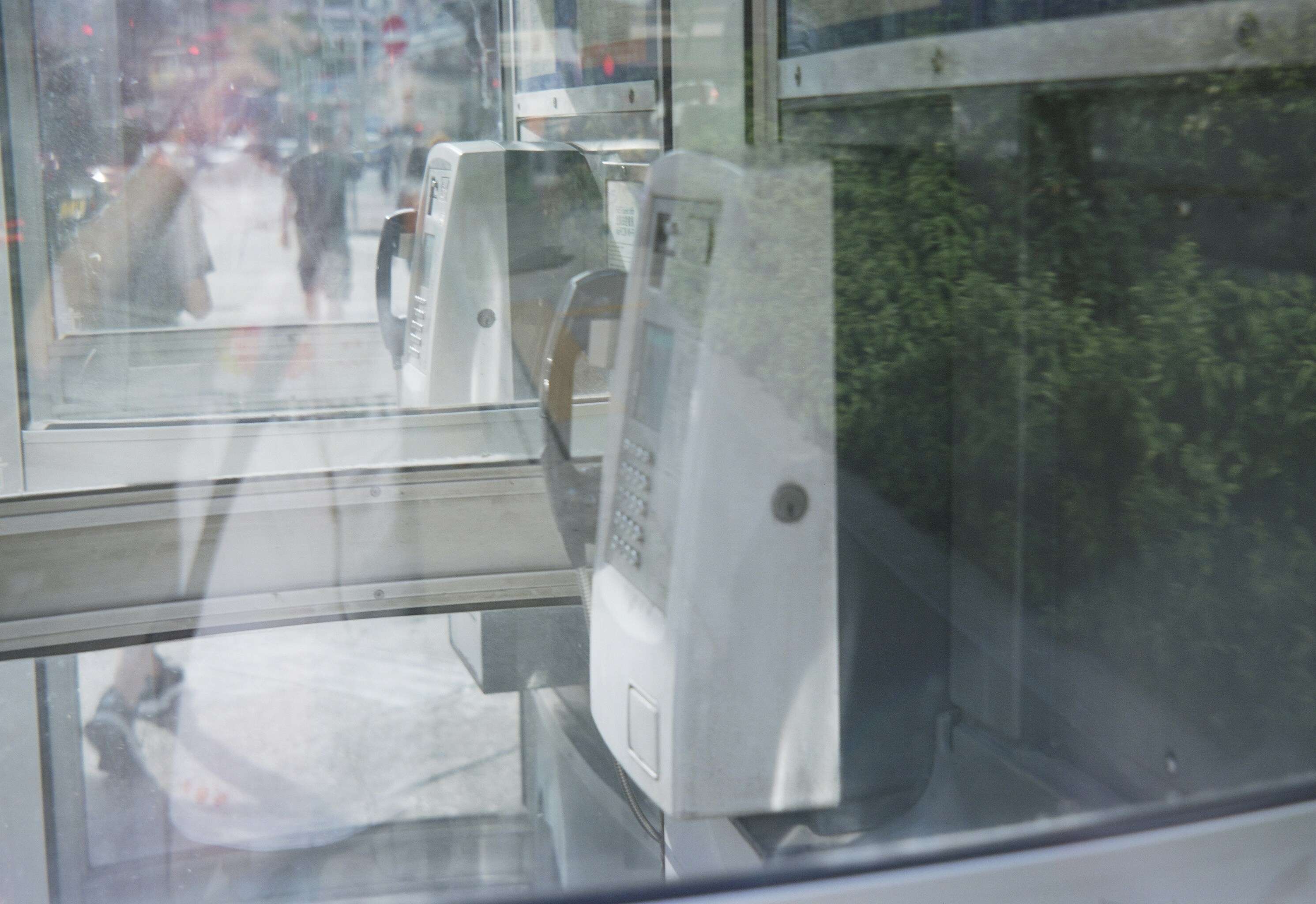 キッチンカウンターに設置されたスマート冷蔵庫