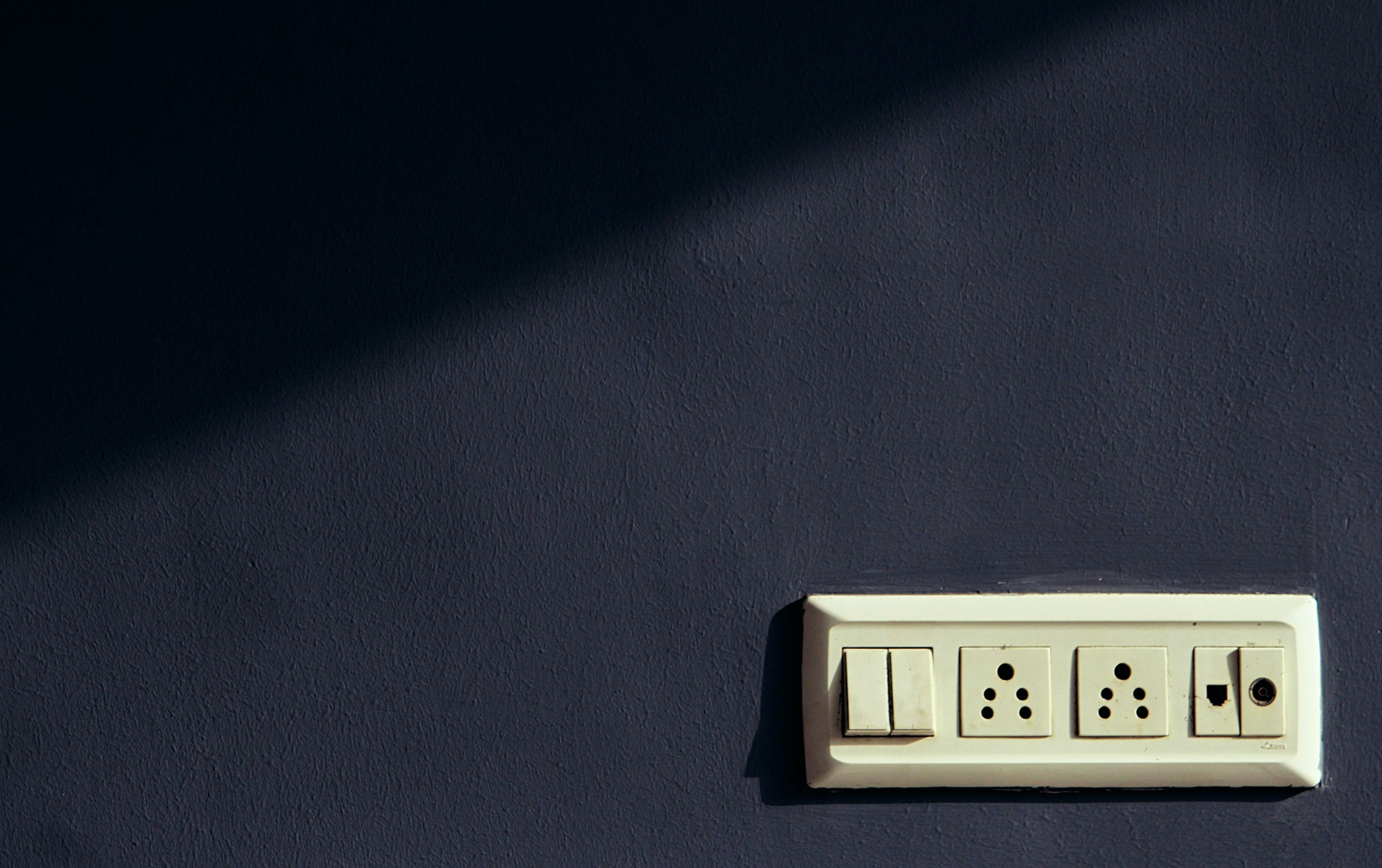 スマートフォンアプリで、複数のスマート家電の稼働状況や設定を確認している手のアップ