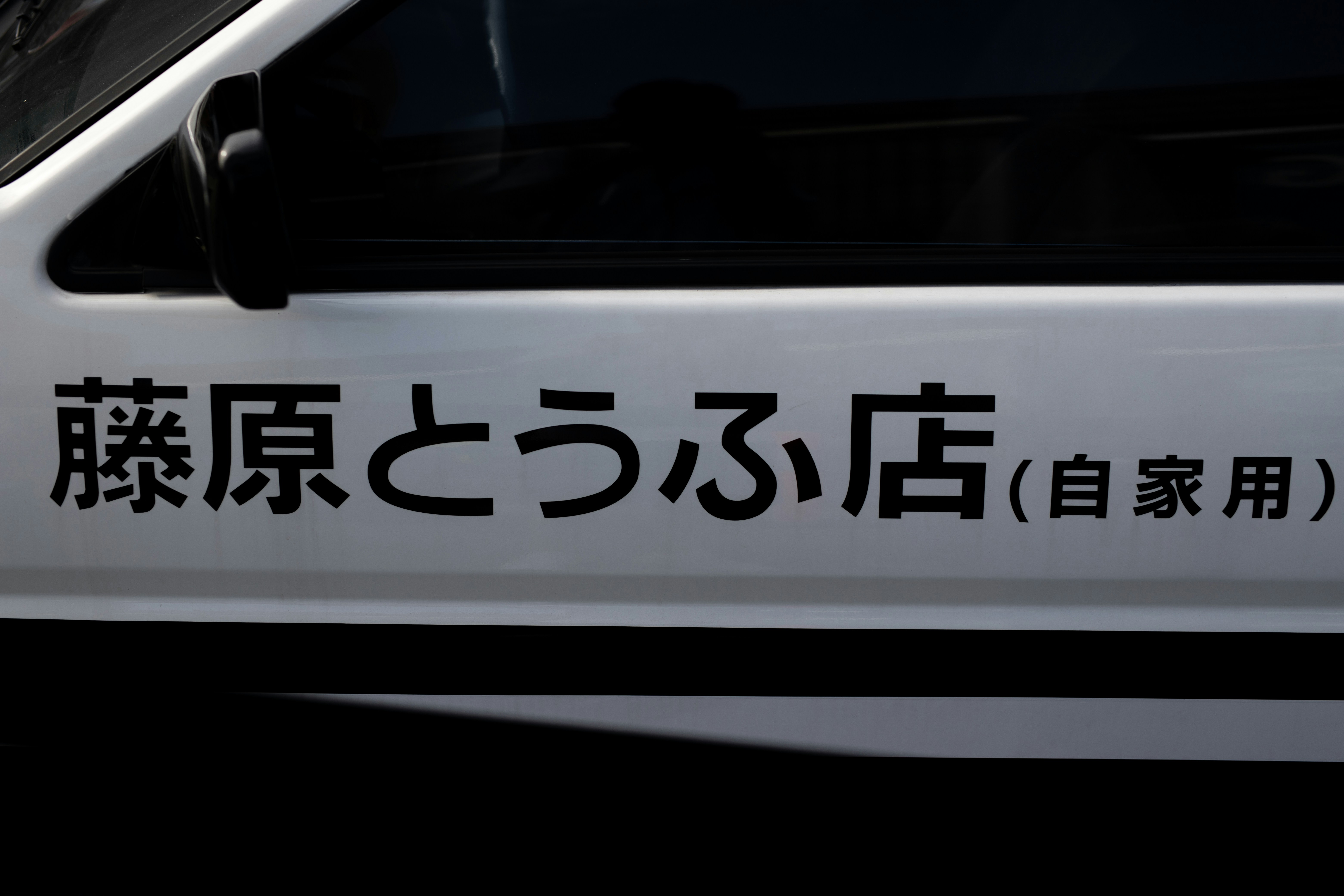 リビングの壁に飾られた抽象的なAIアート作品