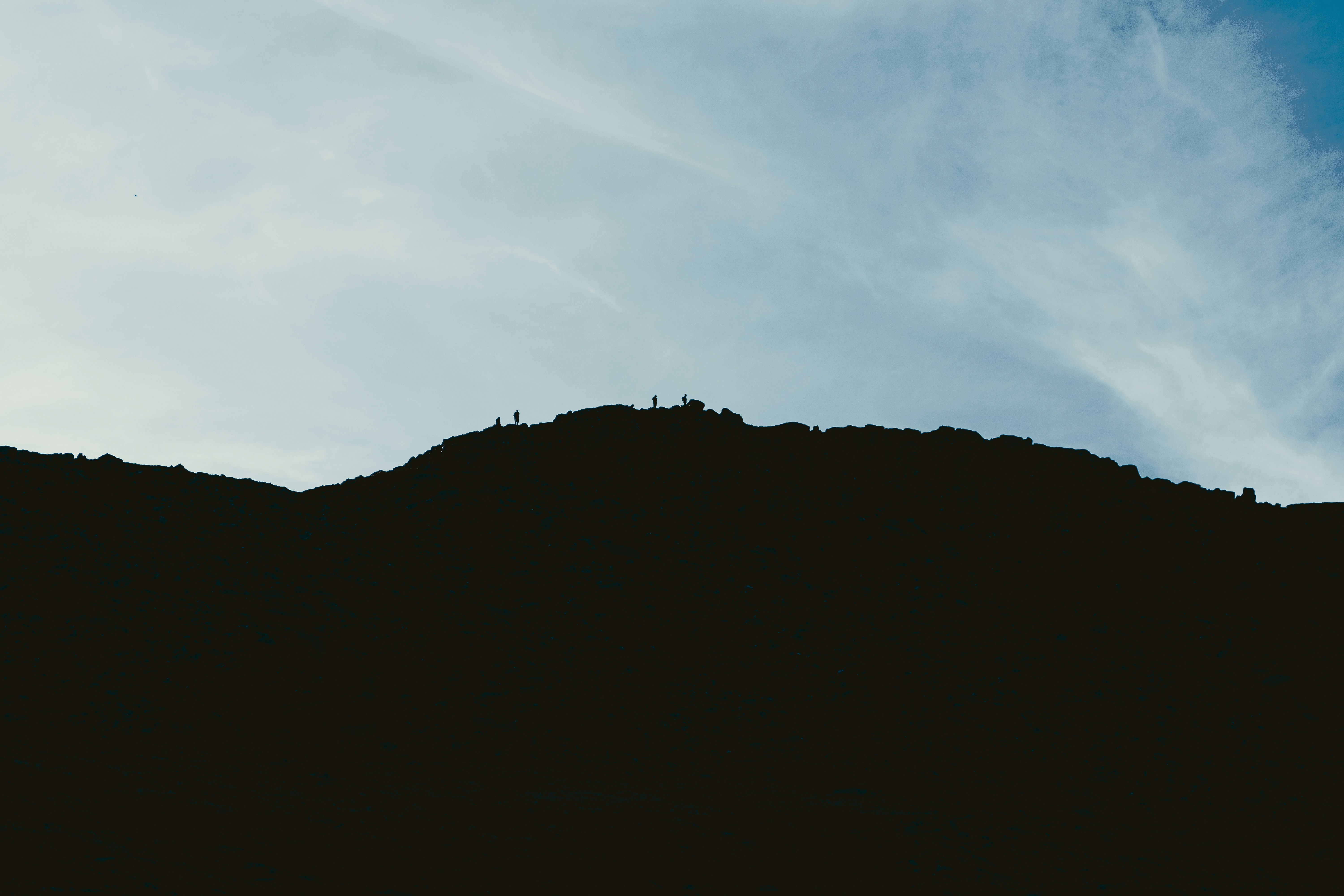 自宅でAIチューターが映るタブレットを見ながら、プログラミングの学習に励んでいる人の様子