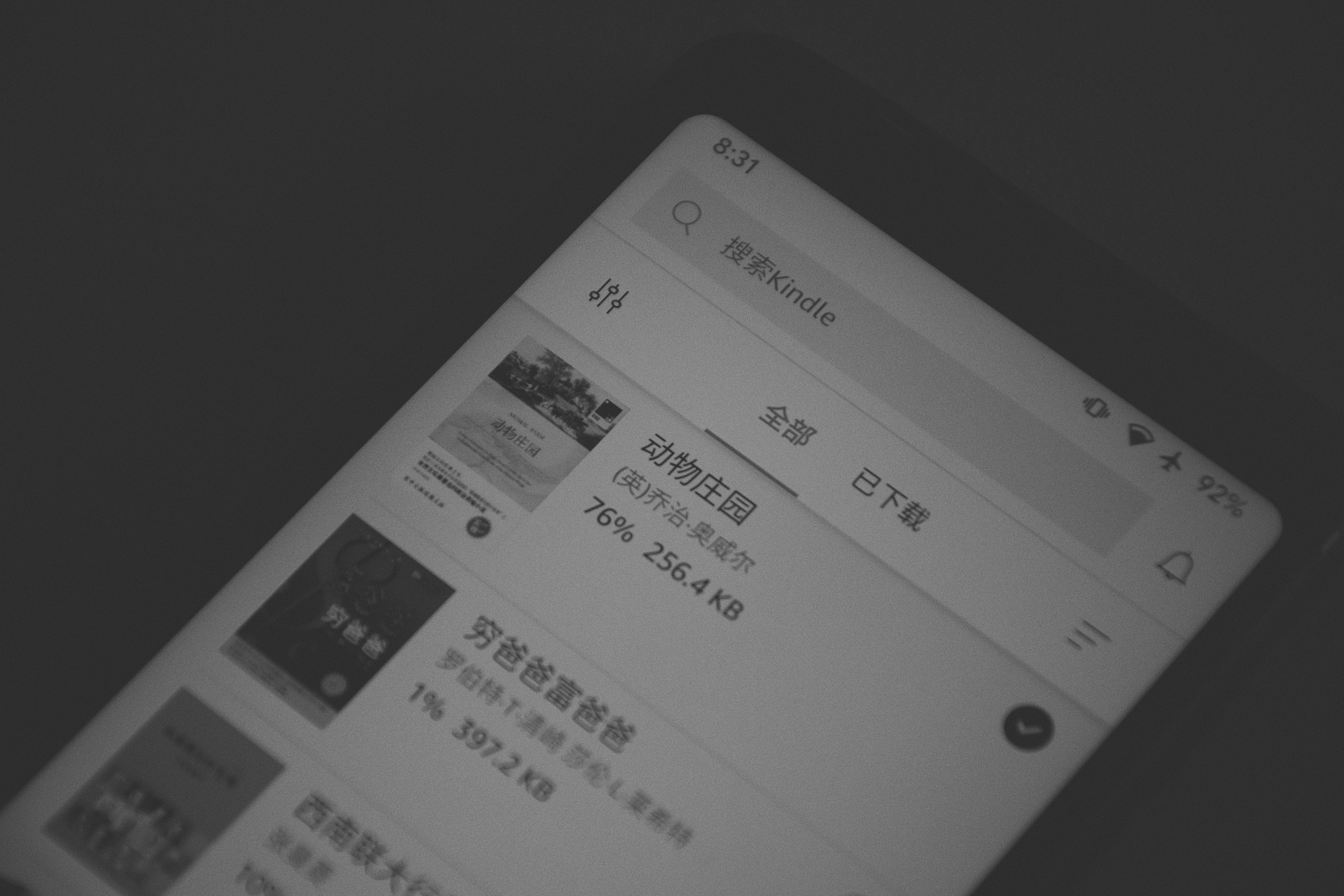 ユーザーが生成AIアートのインターフェースで、好きなアーティストのスタイルを選択し、生成されたアートワークを見ている様子