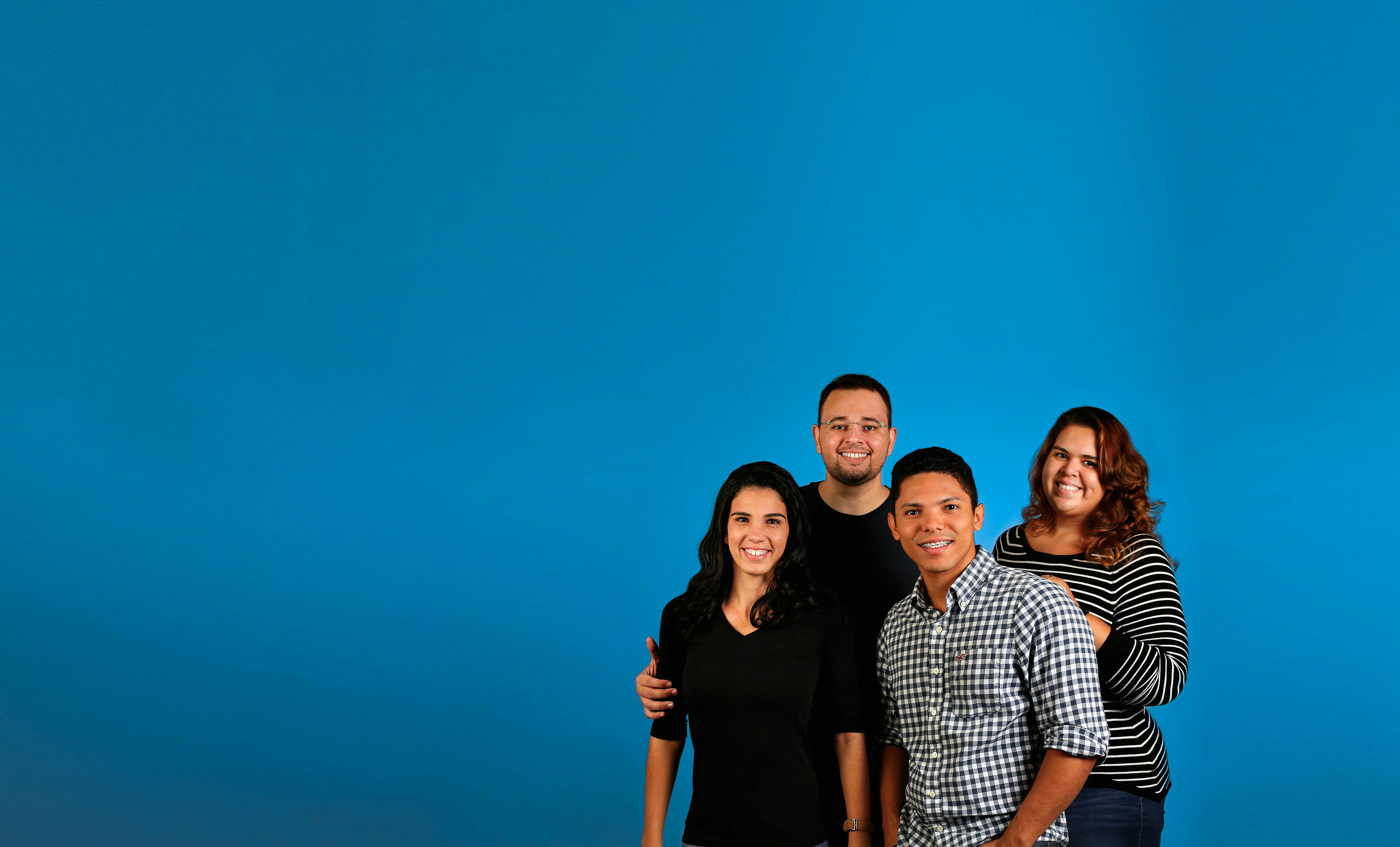 家族で食卓を囲み、AIアシスタントが料理のレシピを提案している様子