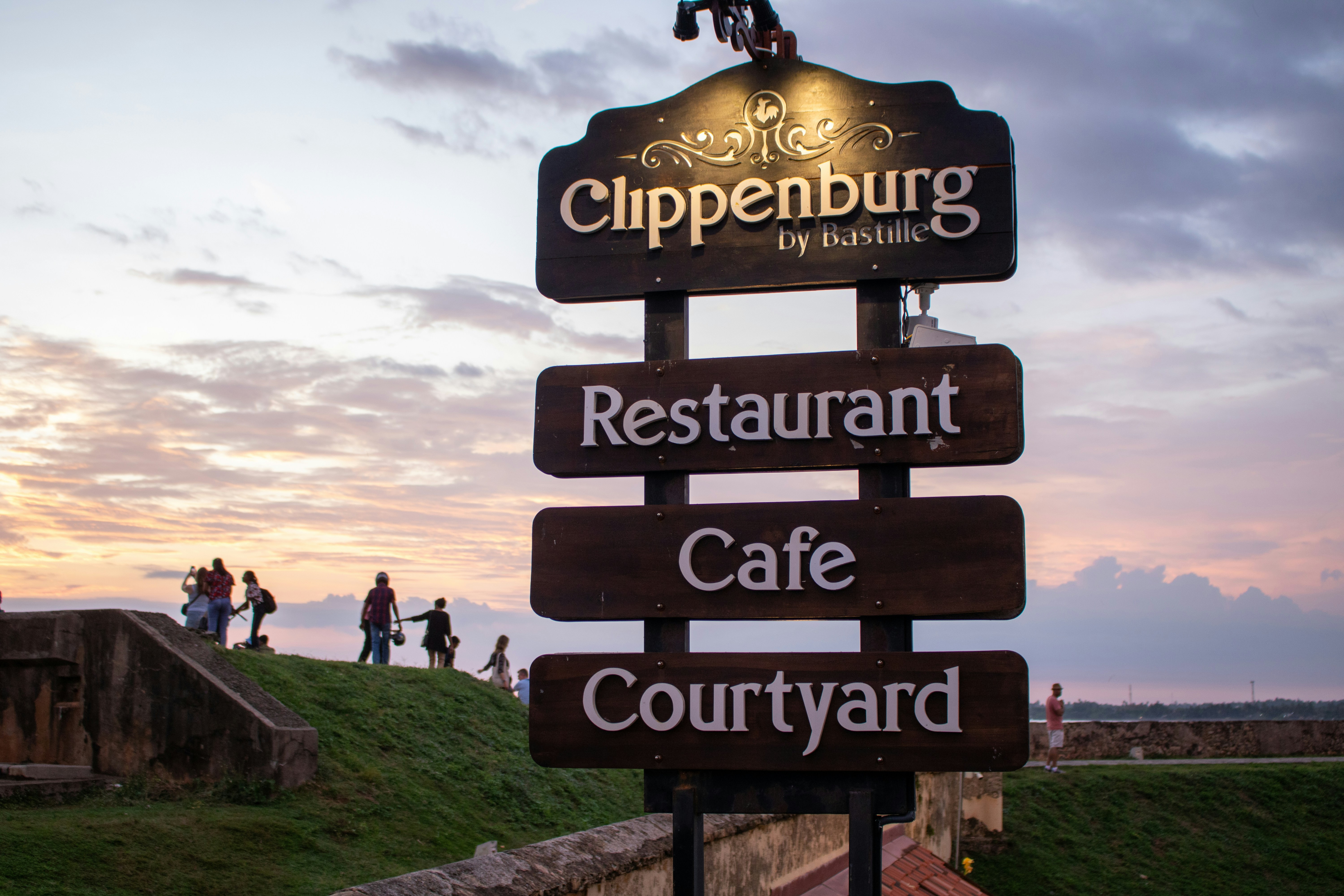 スマートミラーに様々な情報が表示され、それを見ながら身支度をする女性