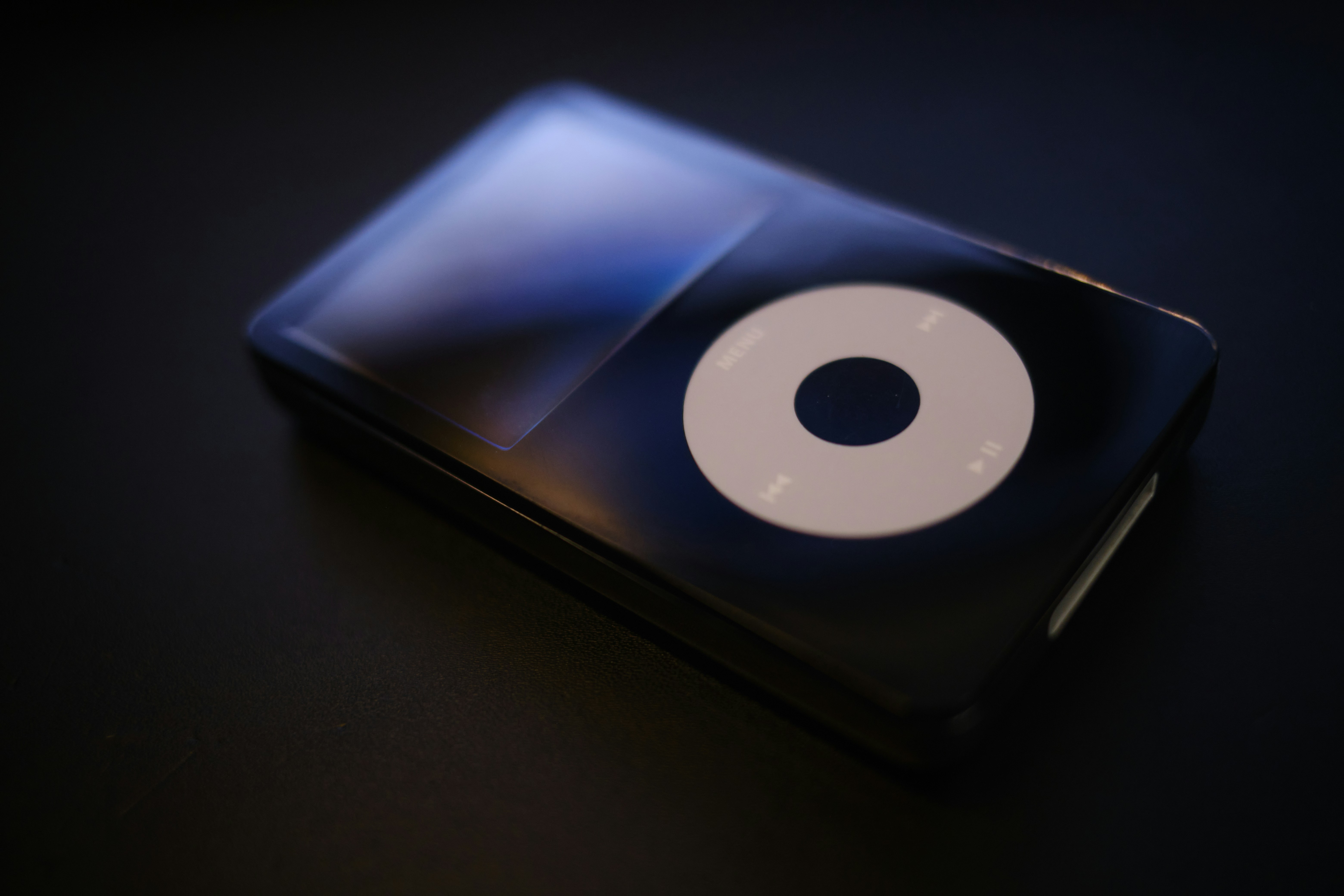 スマートミラーに今日の肌の状態が分析され、おすすめのスキンケア方法が表示されている様子