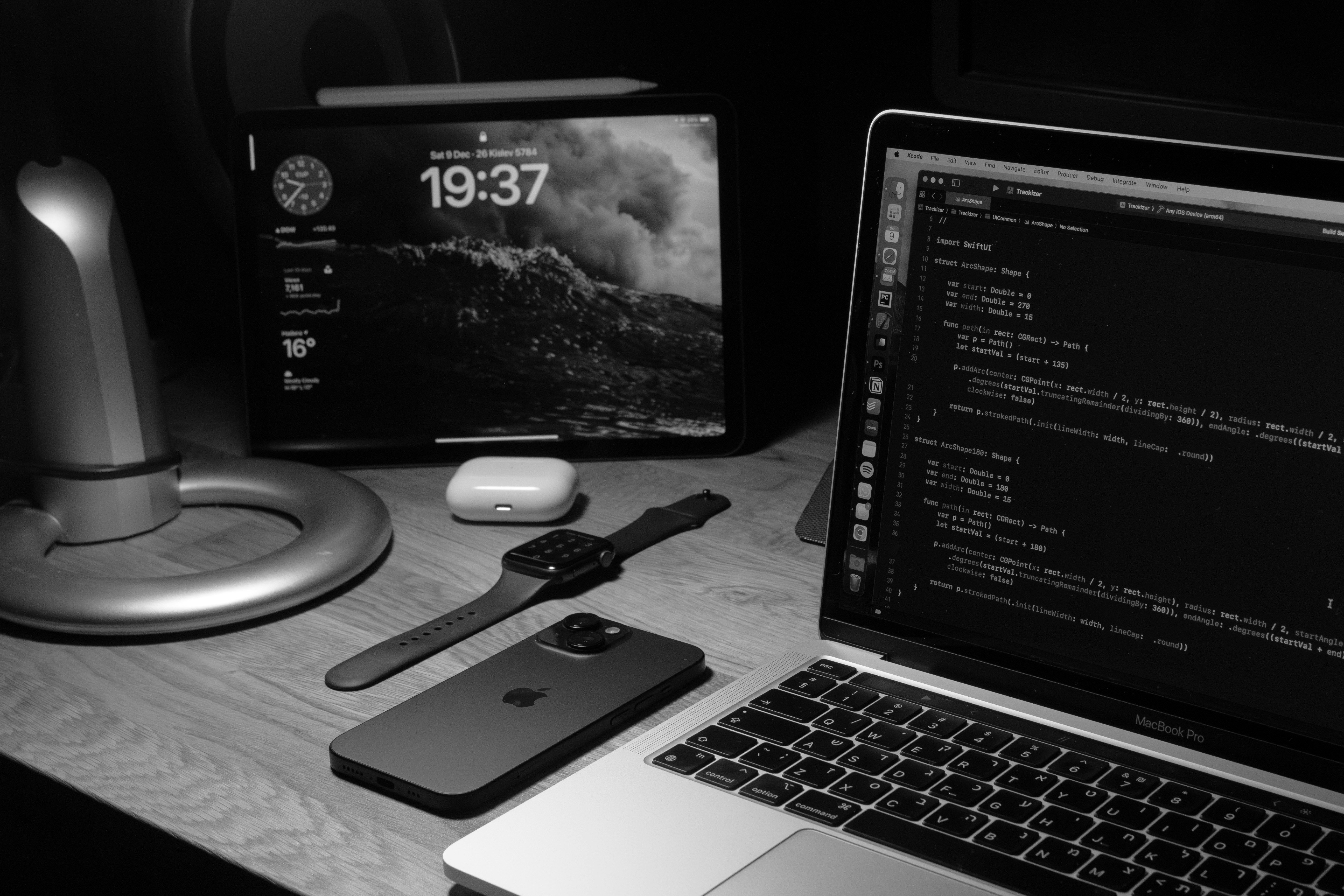 数式が書かれたノートと、プログラミングコードが表示されたPCが並んでいる様子