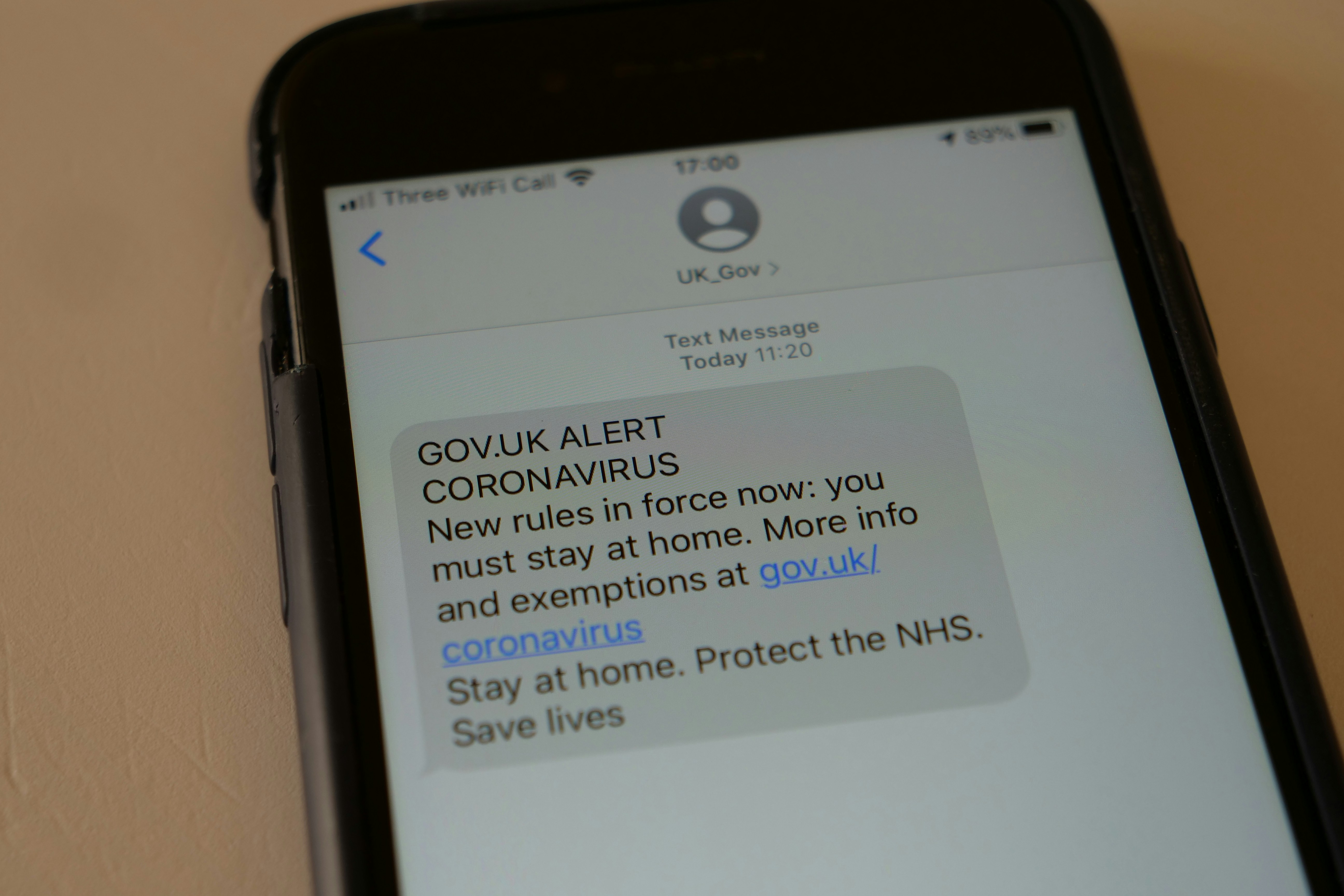 スマートホーム機器のアイコンが並び、それぞれに注意マークが表示されているイラスト