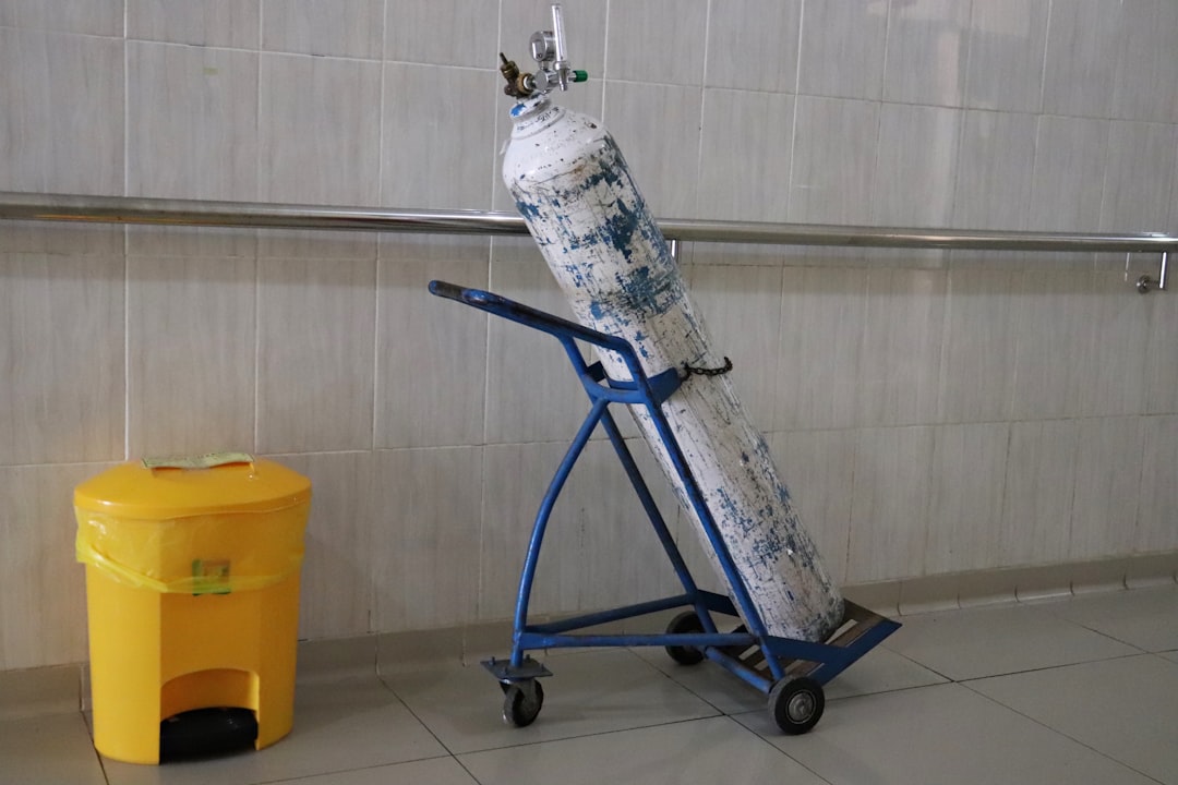 工場におけるAI制御ロボットアームが、精密な部品を組み立てている様子