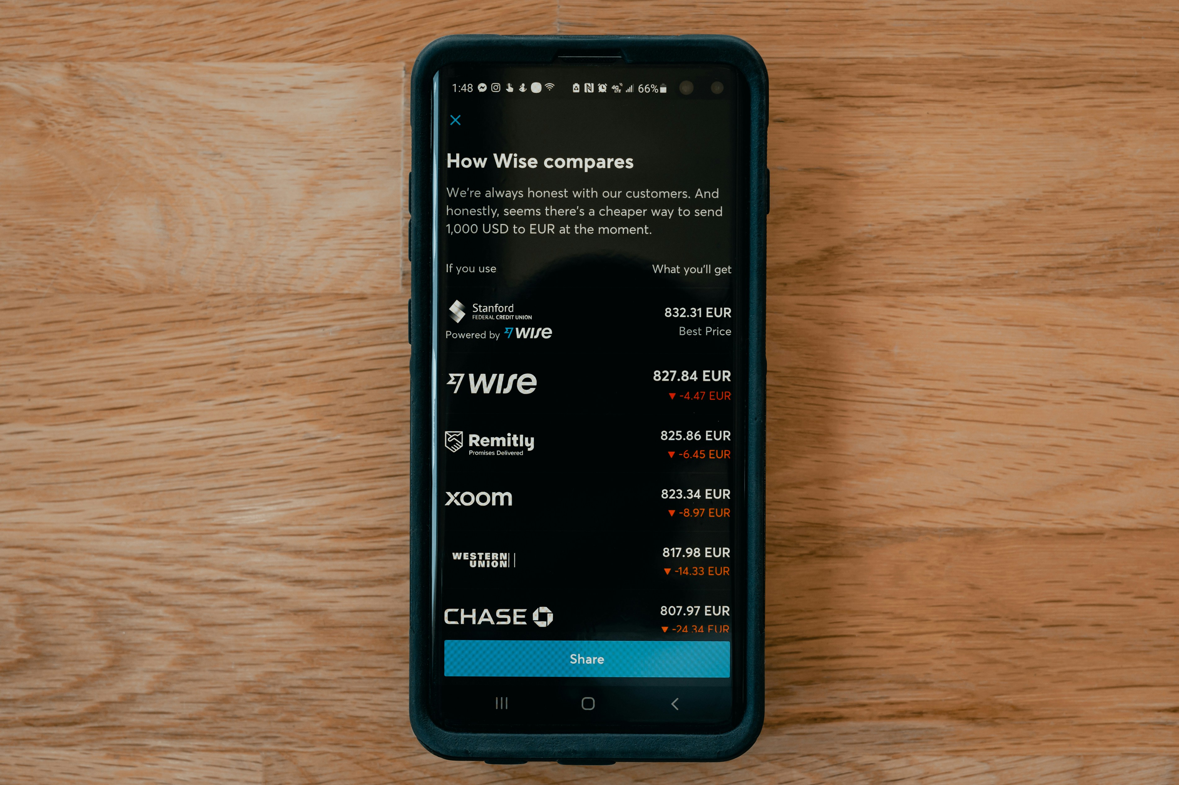 リラックスできる暖色系の光に包まれたリビングルーム