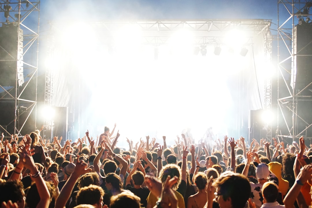 夏休みの家族旅行で訪れた遊園地で、子どもたちがキャラクターと触れ合っている様子