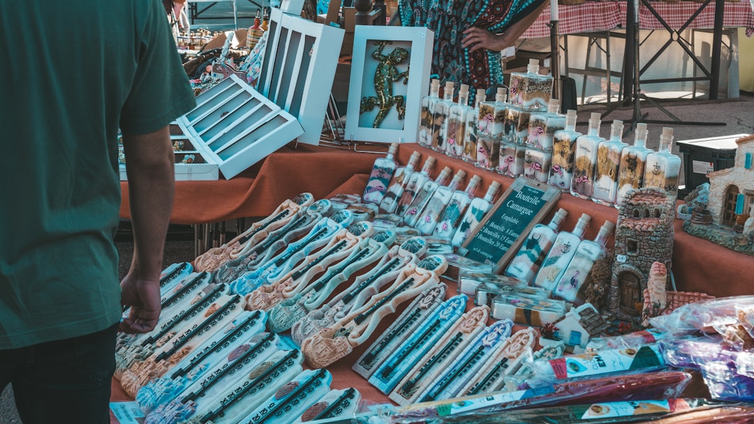 防災グッズを詰めた段ボール箱が積み上げられ、どれがどこにあるか分からず困っている様子の写真