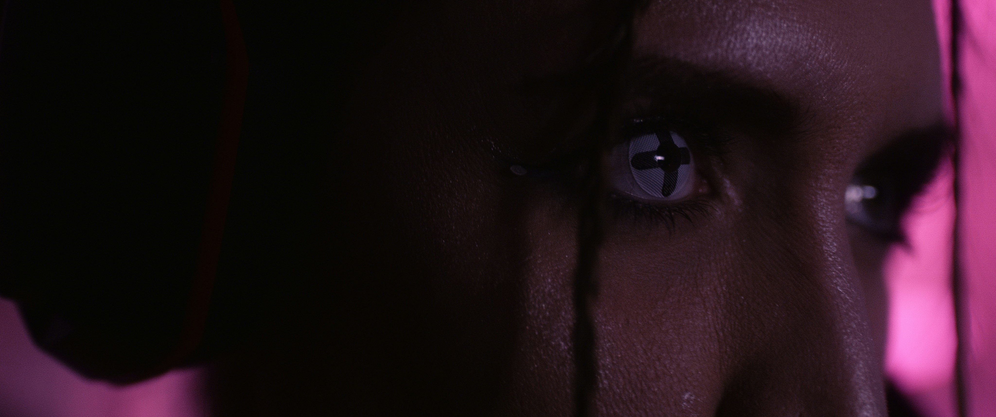 スマートフォンを操作する高齢者の手元