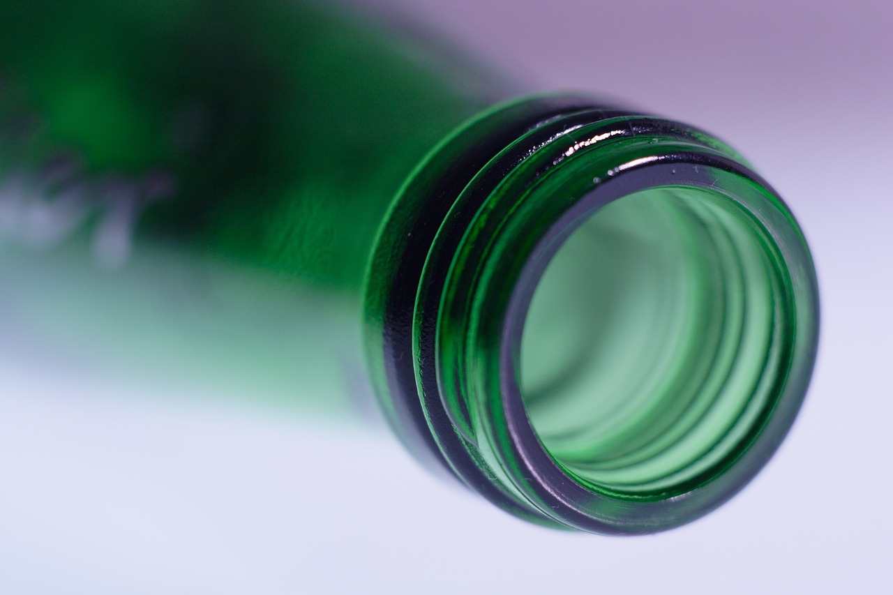 スマートフォンの画面にIFTTTのアプリが起動しており、様々なアプレット（レシピ）が紹介されている様子