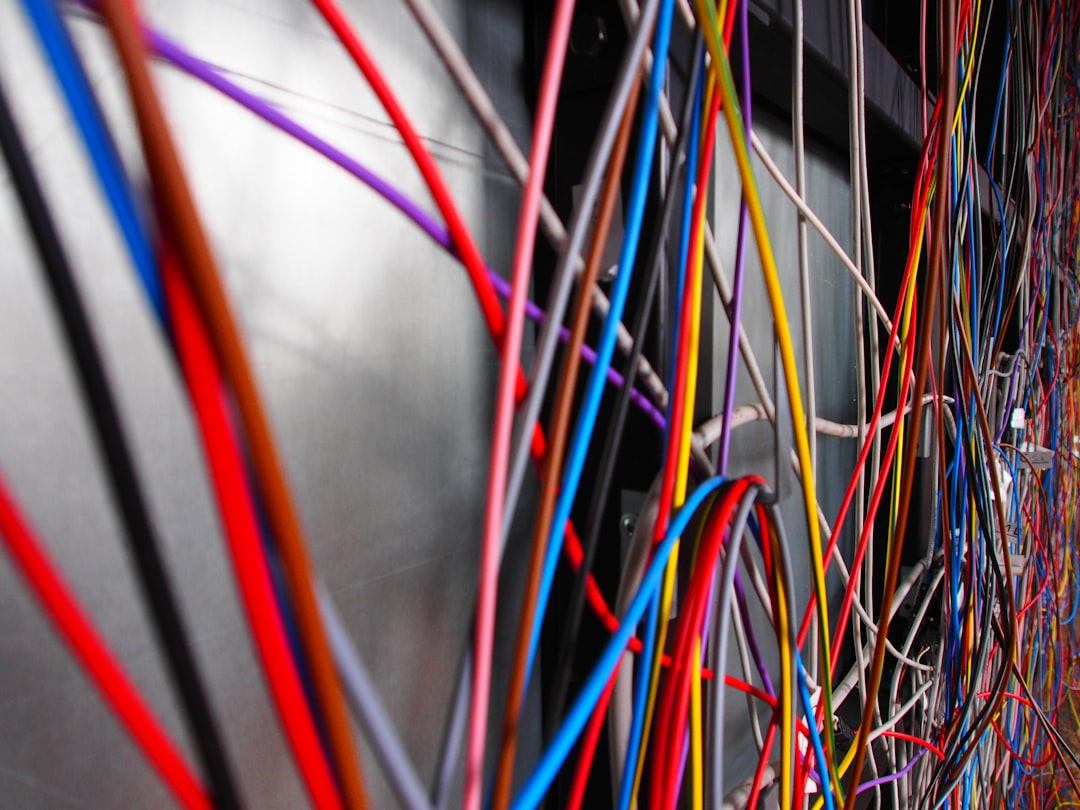 高齢者がスマートフォン教室で学ぶ様子