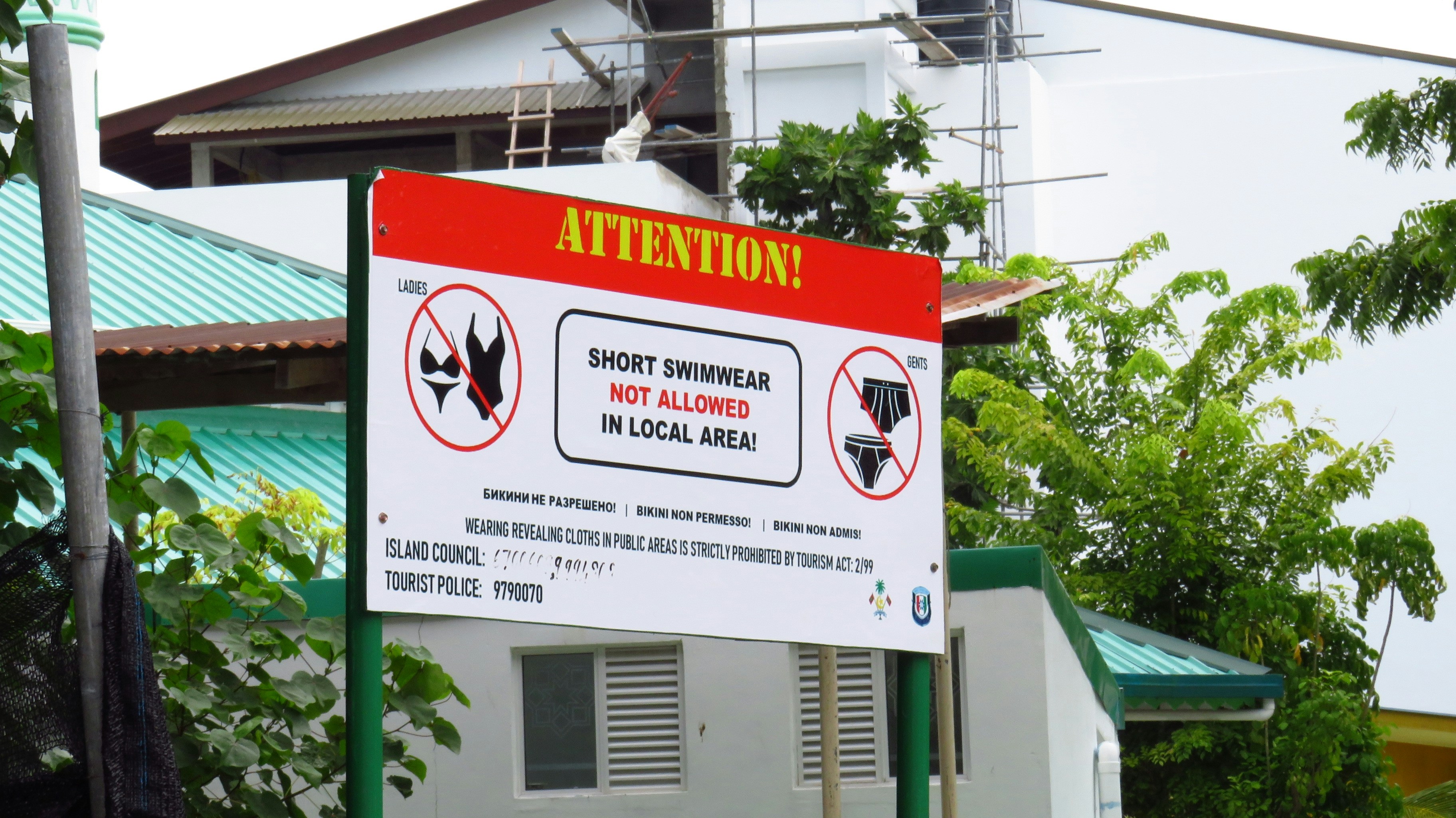 除湿剤と乾燥剤が置かれた押し入れの中